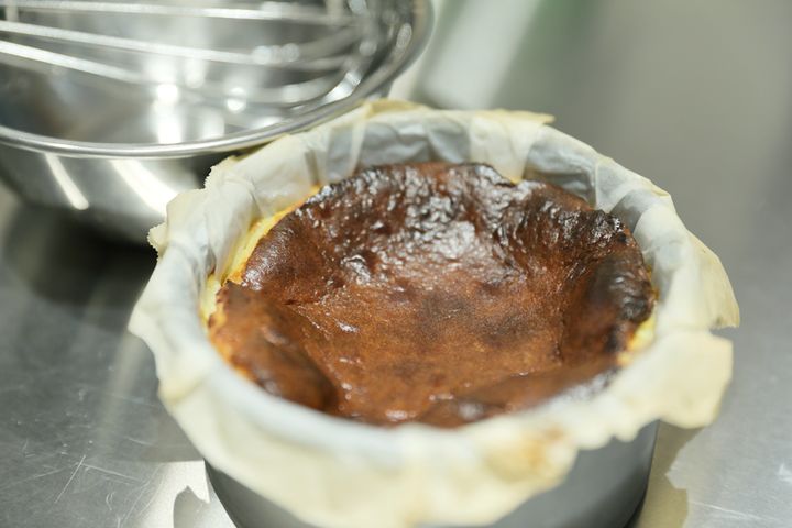7月メニューとして試作中だった「バスク風焦がしチーズケーキ」