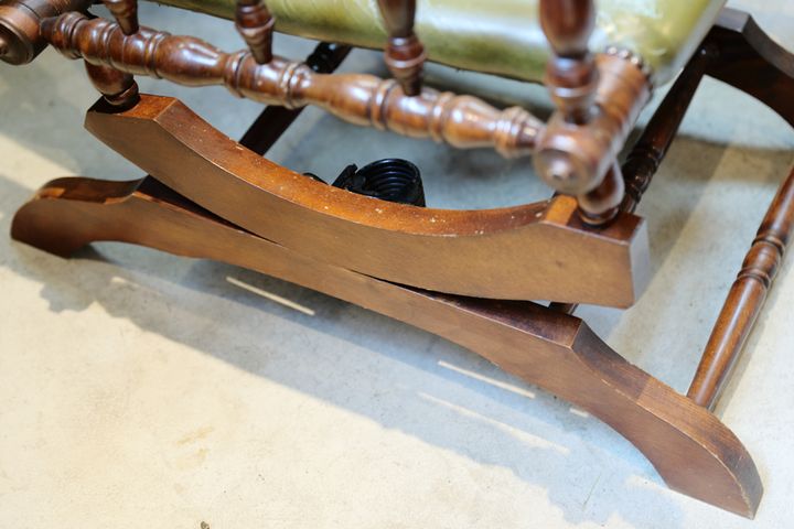 台座付きのロッキングチェア