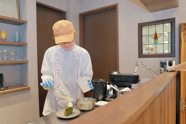 お店の奥がケーキ工房。仕上げは店内カウンターで