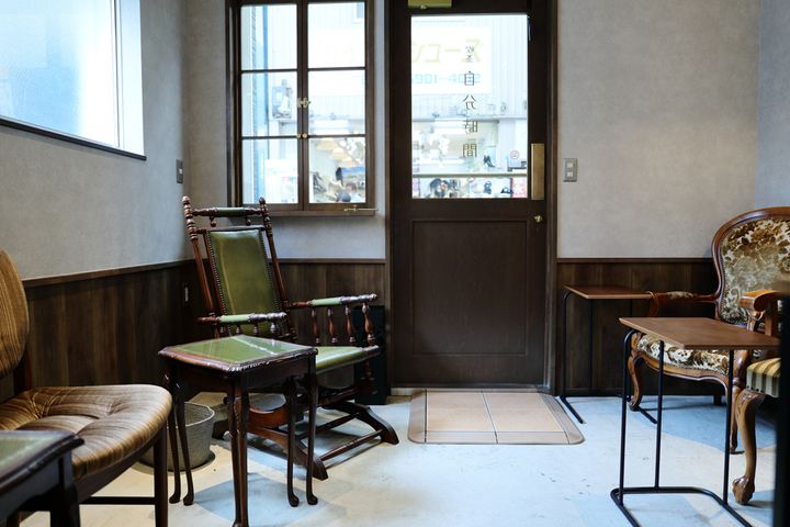 静かに流れるBGMははジャズやシャンソン