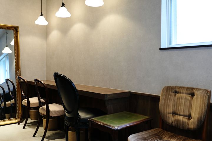 壁向きに設置されたカウンター席