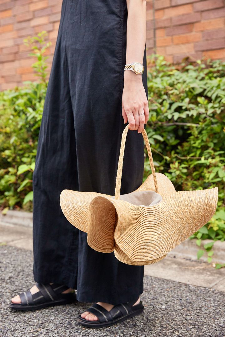 ユニクロの黒オールインワンにラドローのカゴバッグを合わせたコーディネート