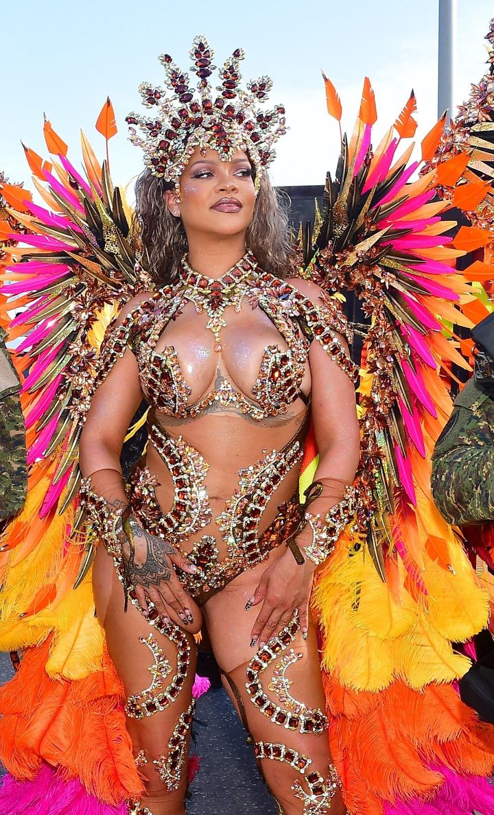 産後の体型変化への恥など一ミリも感じさせない、堂々としたたたずまい。Photo_ Backgrid UK/AFLO