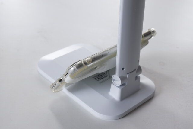 ダイソー デスクライト-USB／乾電池 両用- スマホスタンド