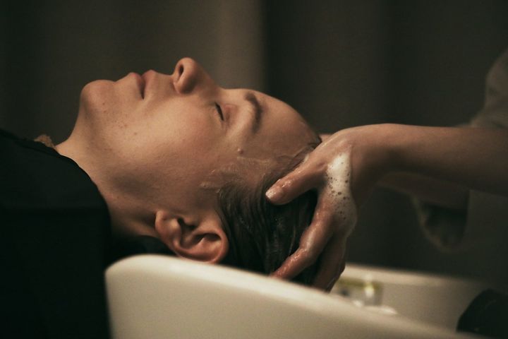 やさしくリズミカルに頭皮をタッチ（これもエディターではありません）。