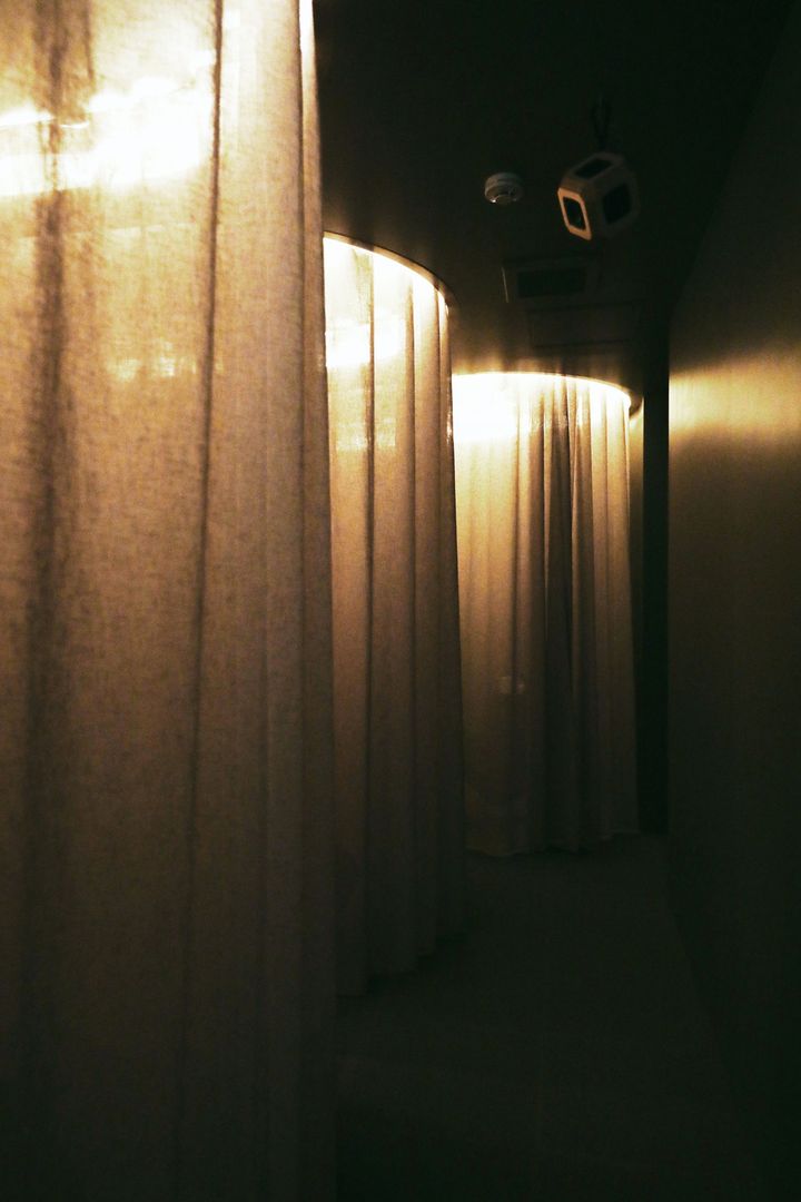 薄暗い空間ではミニマムなヒーリングミュージックが。