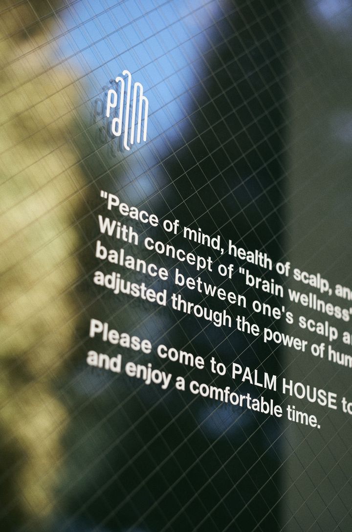 エントランスにはロゴが刻印。