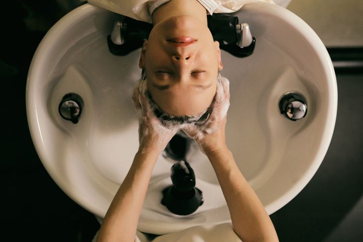 ネックが安定する施術台（これはエディターではありません）。