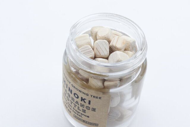 ダイソー ヒノキ アロマ ガラスボトル