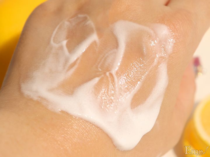 この濃密泡、最高！ビタミンC配合の泡で出てくる高濃度炭酸パックでビタミンチャージできる「HiCA(ヒカ) 炭酸ミルク泡パックC 18000」