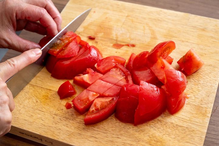 トマトを切る