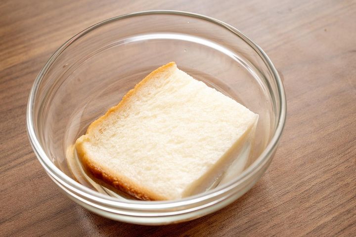 食パンを水に浸す