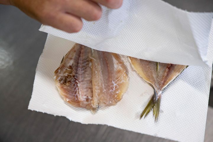 キッチンペーパーで拭く