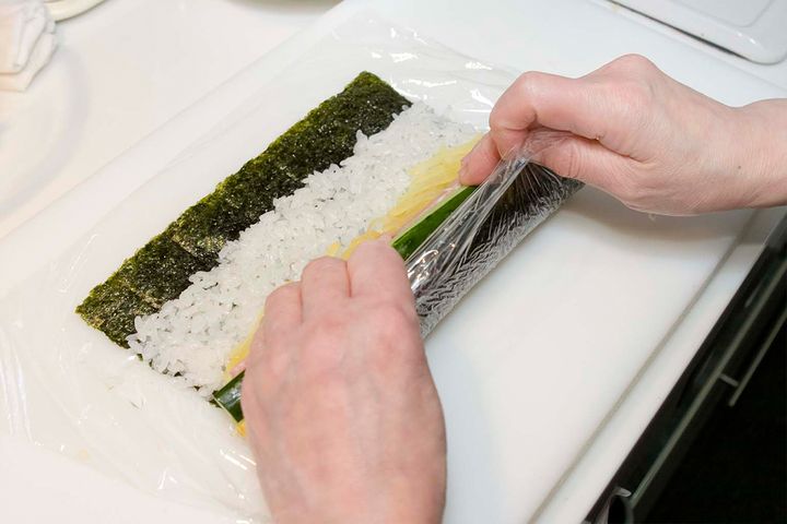 【簡単キンパ】“巻きす”がなくてもラップがあれば大丈夫！