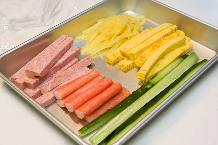 【簡単キンパ】“巻きす”がなくてもラップがあれば大丈夫！