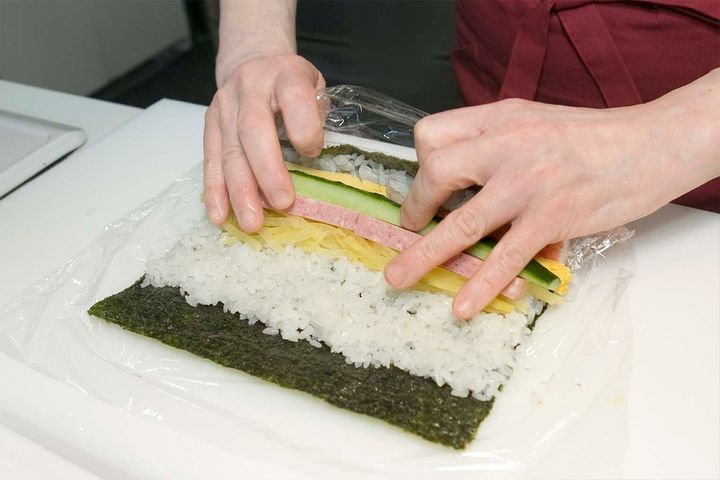 【簡単キンパ】“巻きす”がなくてもラップがあれば大丈夫！