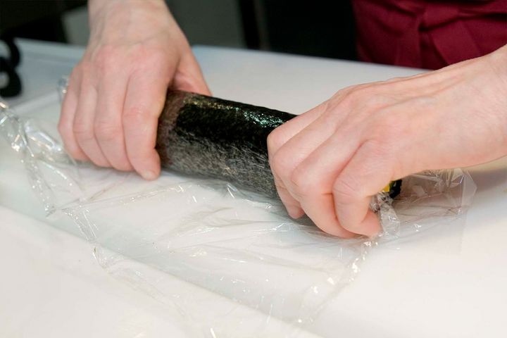 【簡単キンパ】“巻きす”がなくてもラップがあれば大丈夫！