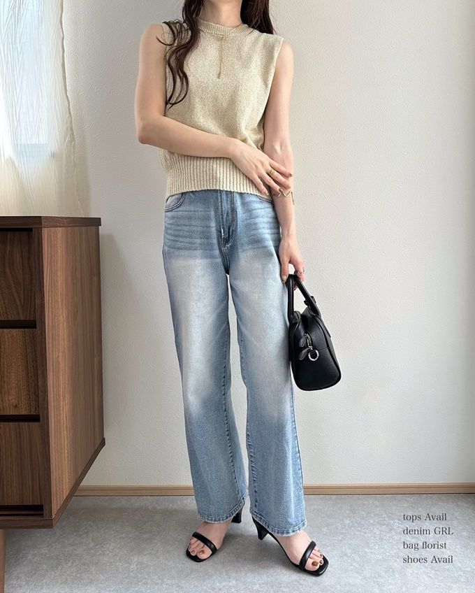 Availのベージュの「バックオープンプルオーバー」×ストレートデニムパンツ