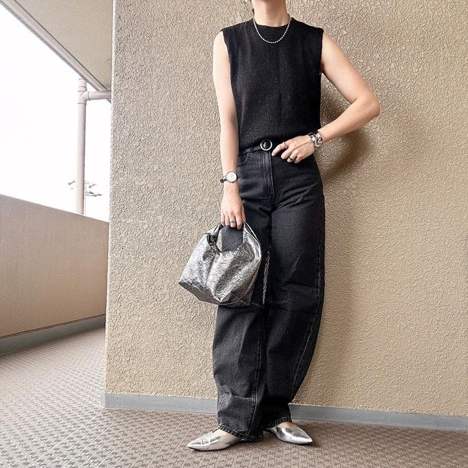 Availのブラックの「バックオープンプルオーバー」×バレルレッグジーンズ