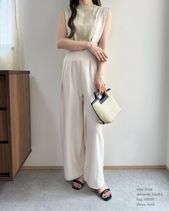 Availのベージュの「バックオープンプルオーバー」×タック入りサロペットパンツ