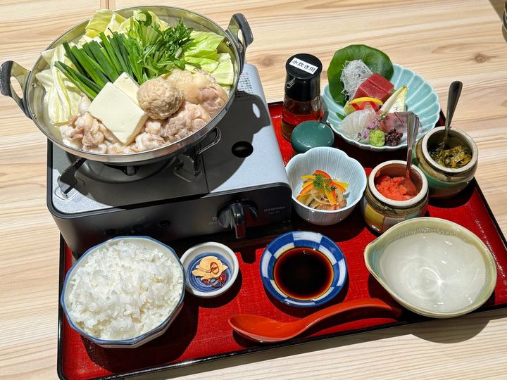 「博多名物鍋とおかずが選べる定食」2390円〜 ※選ぶおかずによって価格が異なる
