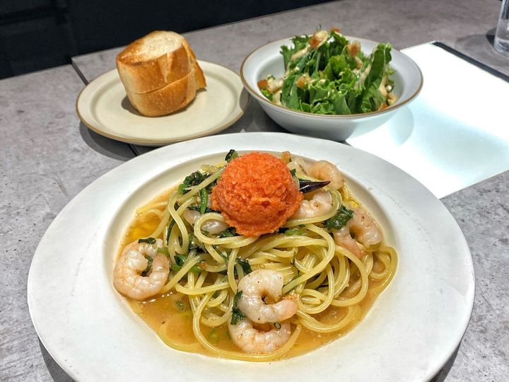 「プリプリエビの明太子ペペロンチーノ」1400円 ※11〜16時はパン・サラダ付き