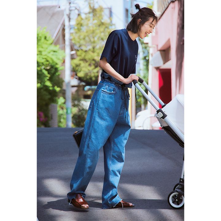 ネイビーのTシャツにゆるっとしたデニムを合わせた岡本あずささん