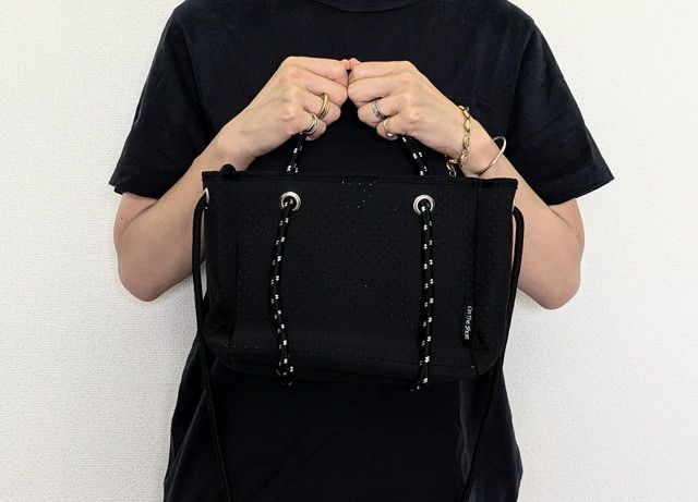 ショルダーバッグを手に持ったところ