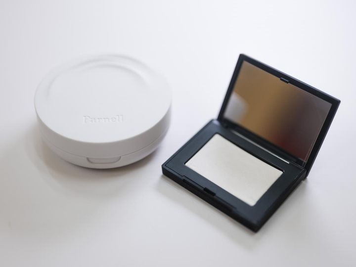 画像: （左から）「パーネル シカマヌセラムクッションファンデ」、「ナーズ ライトリフレティング セッティングパウダー プレスト」／ともに本人私物 出典：ftn