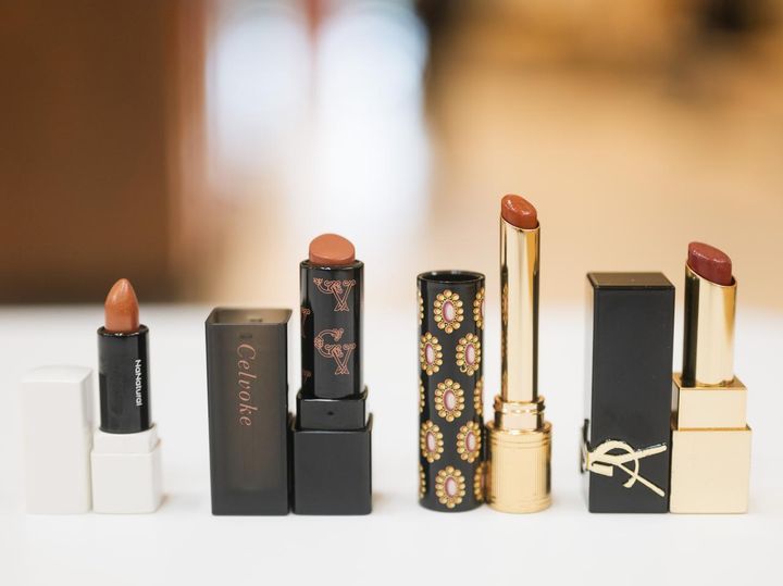 画像: （左から）「ナナチュラル マルチカラースティック N01」、「セルヴォーグ ディグニファイド リップス09」、「グッチ ルージュ ドゥ ボーテ ブリアン 307」、「イヴ・サンローラン・ボーテ ルージュ ピュールクチュール ザ ボールド 1971 ルージュプロボケーション」／すべて本人私物 出典：ftn