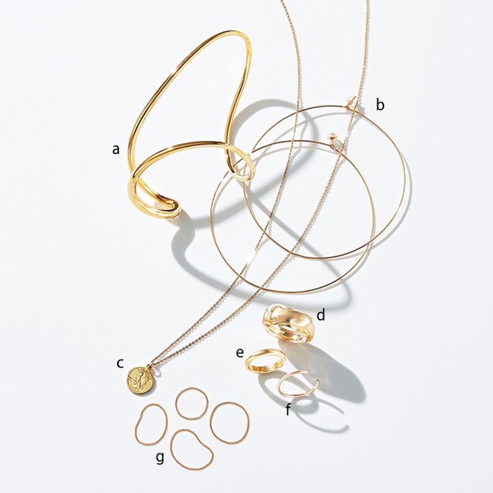 スタイリスト樋口かほりさんの私物でシャルロットシェネのバングルとロクのビッグフープピアスとアメリヴィンテージのクリアリングとカルティエのマリッジリングとトゥモローランドの親指リングとパティエラのチェーンリング