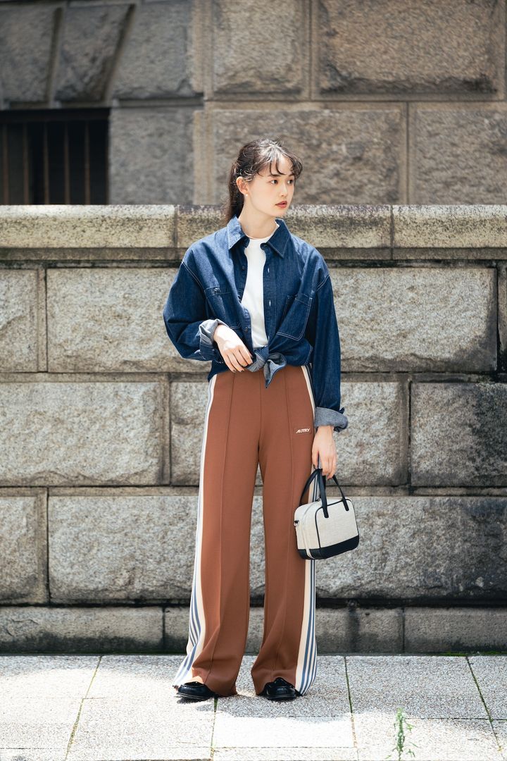 トラックパンツはパールのネックレスをつけて、レディに品よく着るのがコツ【FUDGE 9月号連動企画-わたしがトラックパンツを好きなワケ-No.001】