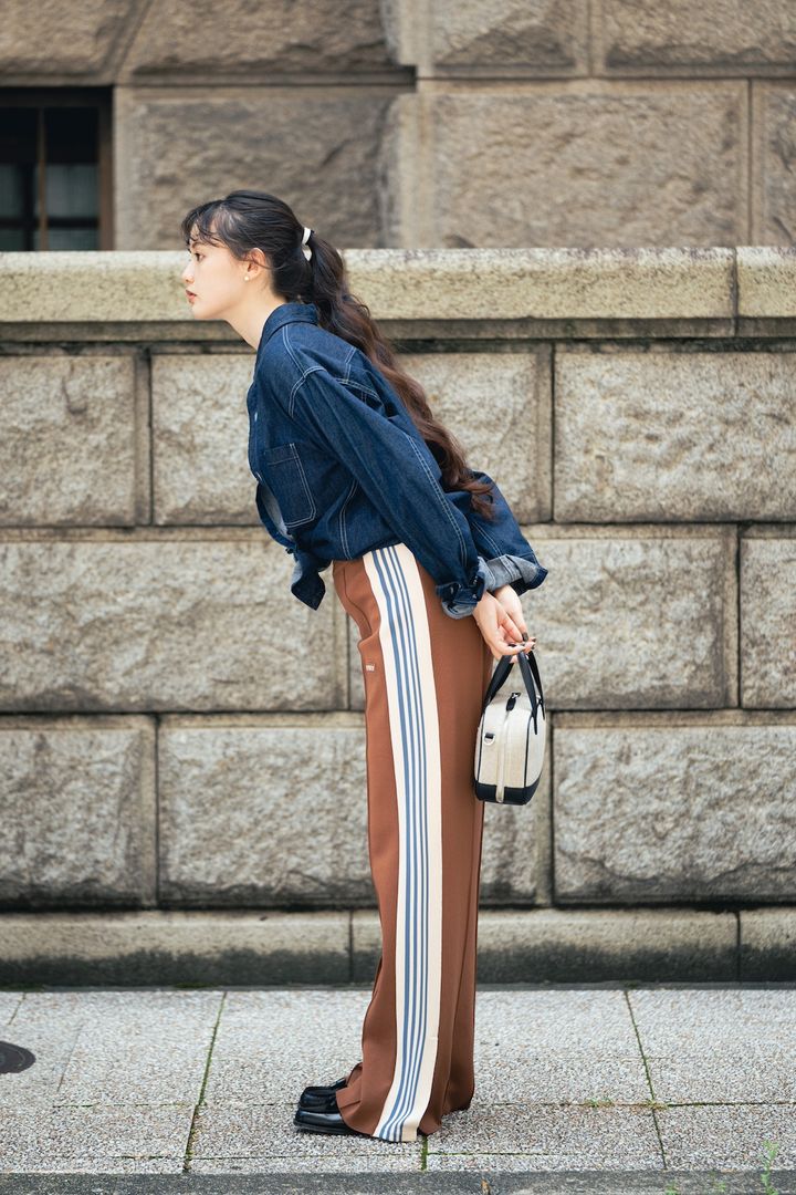 トラックパンツはパールのネックレスをつけて、レディに品よく着るのがコツ【FUDGE 9月号連動企画-わたしがトラックパンツを好きなワケ-No.001】