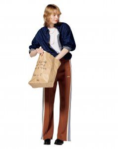 トラックパンツはパールのネックレスをつけて、レディに品よく着るのがコツ【FUDGE 9月号連動企画-わたしがトラックパンツを好きなワケ-No.001】