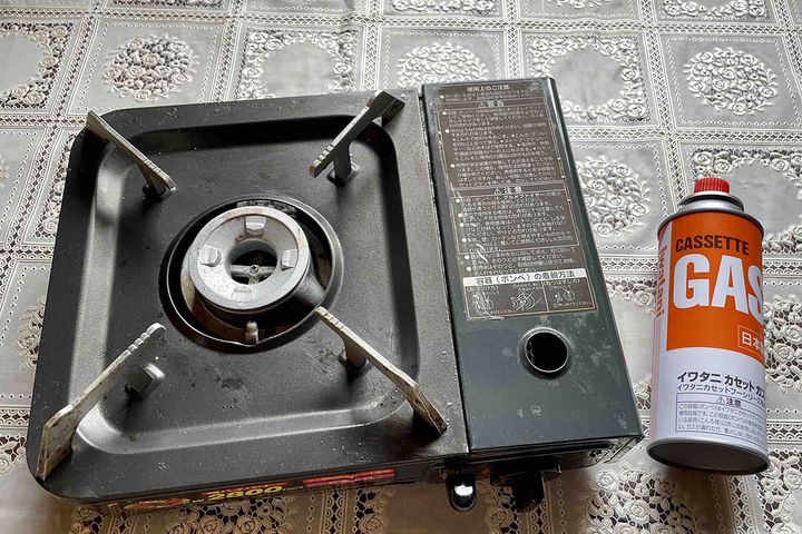 ▲気温やカセットコンロの火加減にもよりますが、ガスボンベ1本1時間程度が目安。1週間想定で10本以上は備蓄しておきたいところ。