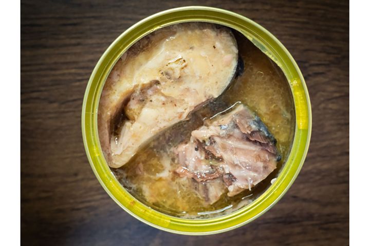 ▲サバの缶詰は骨ごと食べられ、災害時には貴重なカルシウム補給源になります。