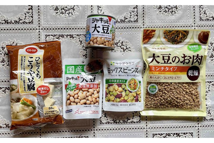 ▲筆者宅の備蓄例。ほかにも、きな粉、乾燥おから、乾燥納豆なども多彩な大豆や豆の加工品があるので口に合うものを備蓄しましょう。