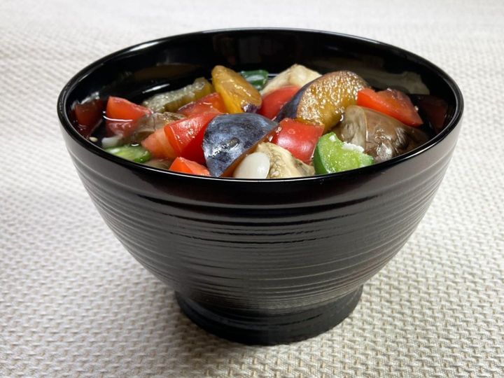 冷たい野菜のスープ