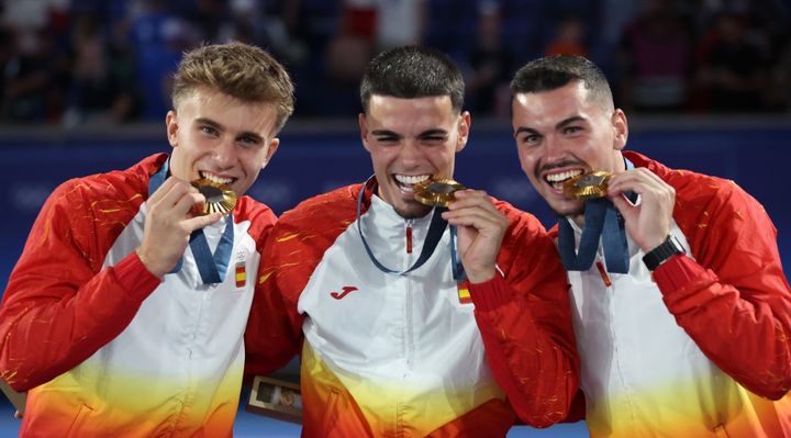 パリ五輪男子サッカーで優勝のスペイン監督 「コーチ陣にメダルはないが…」