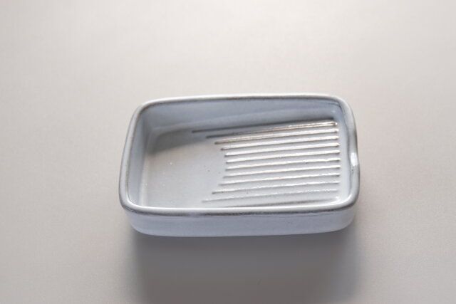 ダイソー 粉引刺身醤油角皿（約9cm×6cm×H2cm）