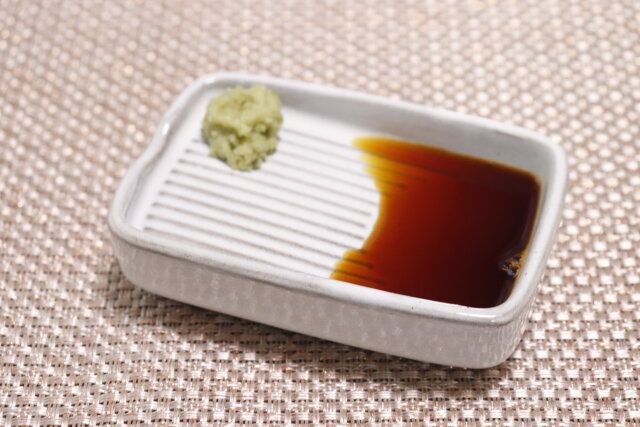 ダイソー 粉引刺身醤油角皿（約9cm×6cm×H2cm） デザイン