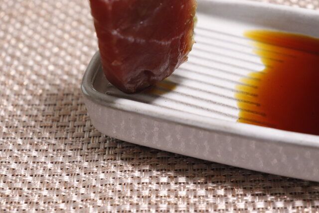 ダイソー 粉引刺身醤油角皿（約9cm×6cm×H2cm） 凸凹 使用例