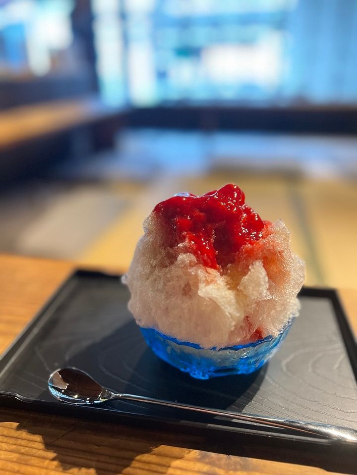 はかり屋 お茶を贈る人のほうじ茶とラズベリーのかき氷