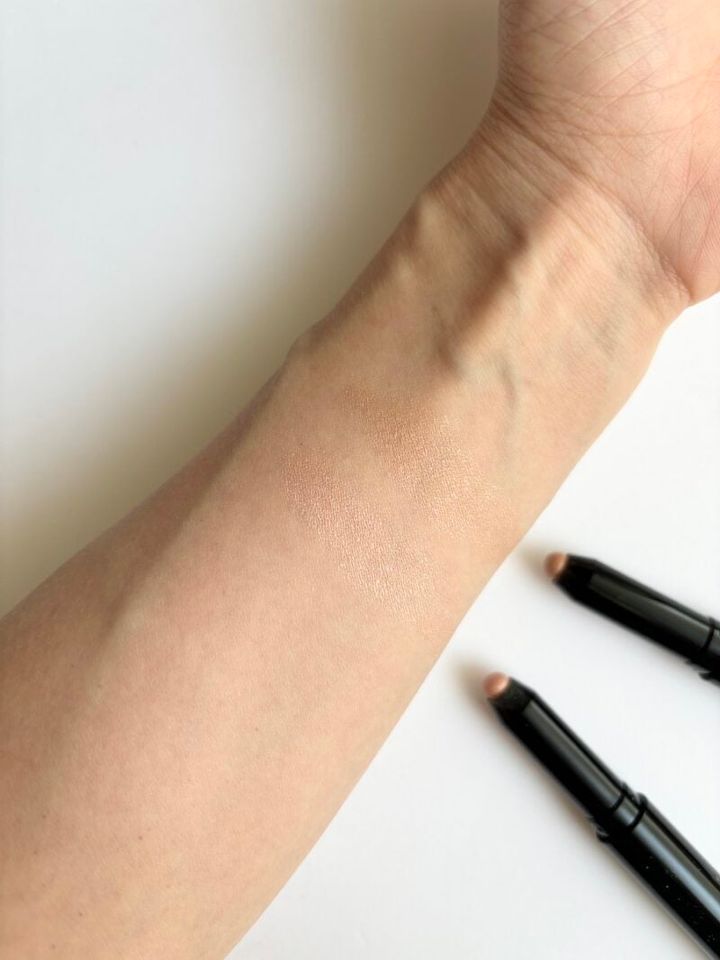 ミネラルシャイニーハイライト 上：ルミナスゴールド 下：ピンクグロウ