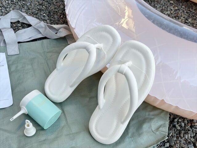 3COINS 持ち手付き浮き輪 ポータブル自動空気入れ EVAビーチサンダル バッグ