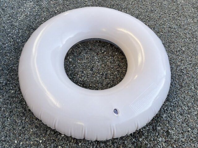 3COINS 持ち手付き浮き輪 ピンク 膨らませた状態 裏