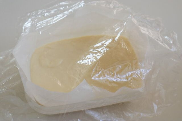 ラップをしてレンジ600Wで4分加熱し、粗熱がとれたら冷蔵庫でよく冷やす。