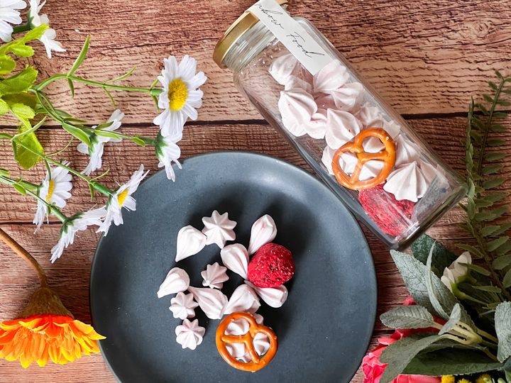 テーブルに並んだ「いちご瓶」