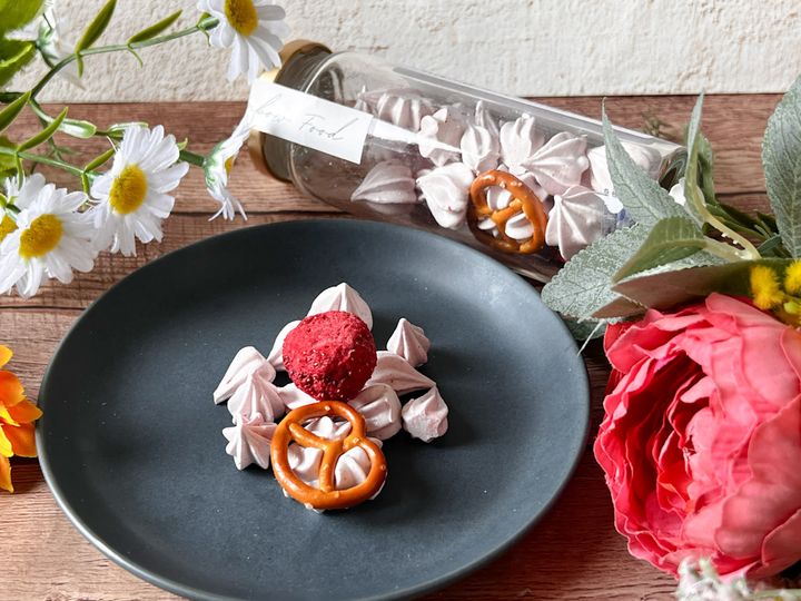 テーブルに並んだ「いちご瓶」