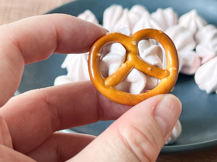 「いちご瓶」の中のプレツェルメレンゲ
